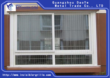 A grade invisível da janela fácil da manutenção protege a criança e as pessoas idosas