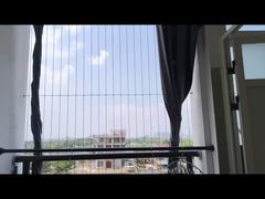 Janela de varanda com trilho de alumínio e grade invisível