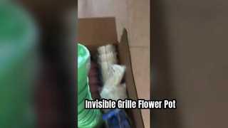 Vaso de flores com grade invisível em prédio alto