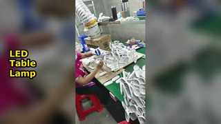 Lâmpada de mesa LED com design moderno e economizador de energia