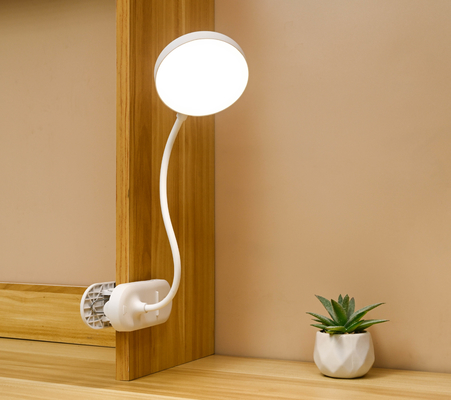 Lâmpada de mesa de quarto de braço ajustável com três níveis de brilho para um ambiente aconchegante