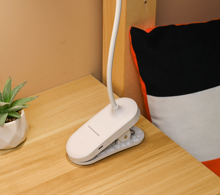 Lâmpada de mesa de quarto de braço ajustável com três níveis de brilho para um ambiente aconchegante
