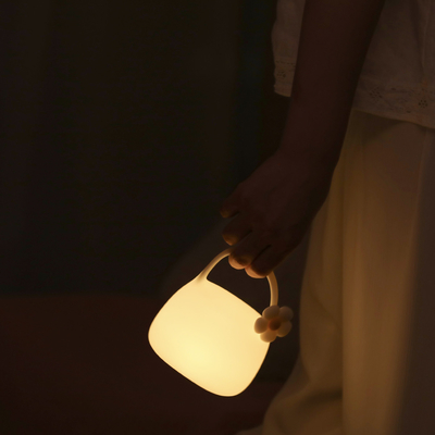 Lâmpada de mesa LED branca quente para quarto USB material de silicone recarregável