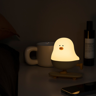 Modern Rechargeable LED Skateboard Lâmpada de noite de frango ABS Decoração de escritório do quarto com toque de energia presente de férias para dormentes