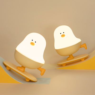 Modern Rechargeable LED Skateboard Lâmpada de noite de frango ABS Decoração de escritório do quarto com toque de energia presente de férias para dormentes