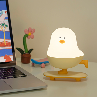 Modern Rechargeable LED Skateboard Lâmpada de noite de frango ABS Decoração de escritório do quarto com toque de energia presente de férias para dormentes