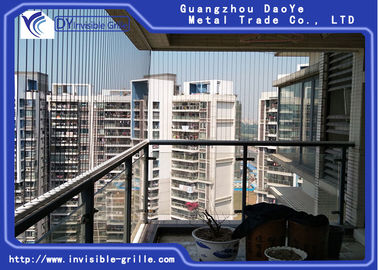 Aprecie a segurança das crianças a vista da grade invisível do balcão do vale do litoral da cidade