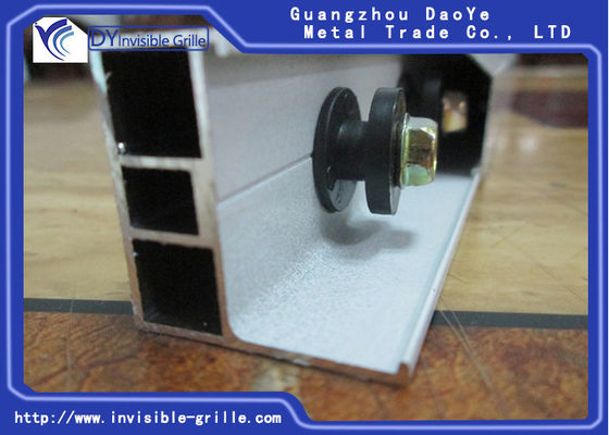 Caminho de ferro de alumínio branco do leite que fixa as grades invisíveis do quarto